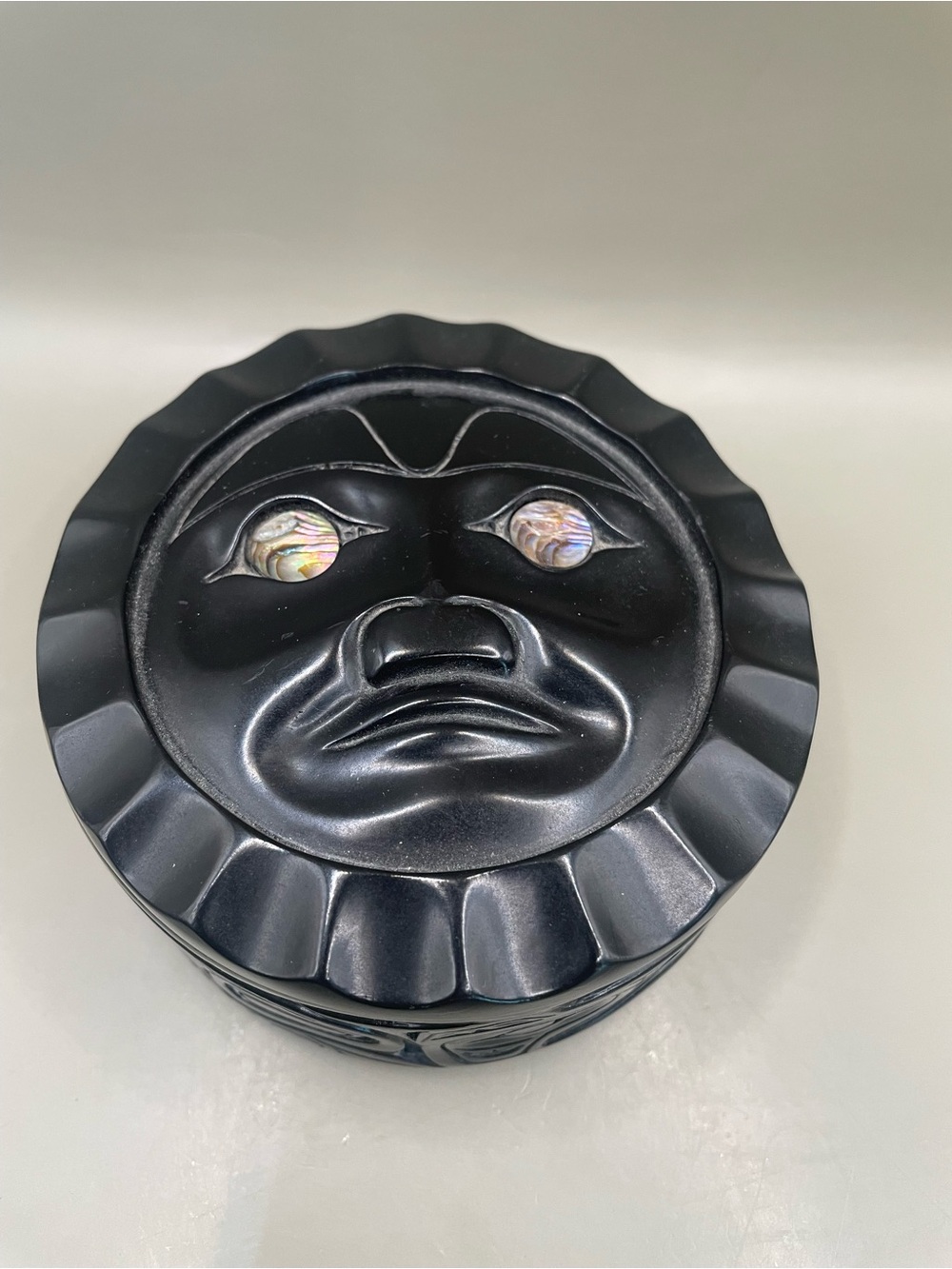 INUIT PEARLITE FAIT A LA MAIN PAR LIDDED TRINKET JEWELRY BOX WITH ABALONE EYES